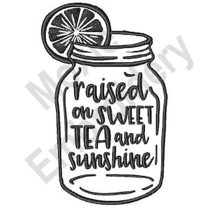 Puede incluir: Ilustración en blanco y negro de un tarro de cristal con una rodaja de limón en la parte superior. El tarro tiene el texto "raised on sweet tea and sunshine" escrito en él.
