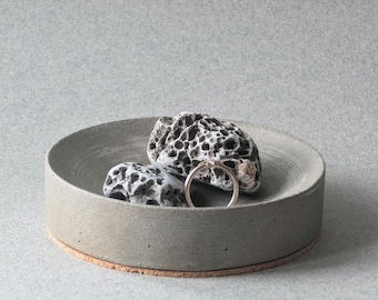 Handcrafted Concrete Trinket Dish: Modern Minimalist Jewelry Holder