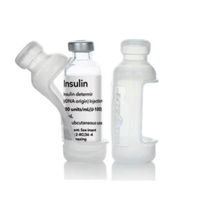 Puede incluir: Un vial de vidrio transparente con una tapa plateada que contiene insulina. El vial está etiquetado con "Insulina" y tiene instrucciones de uso. El vial está dentro de una caja protectora de plástico transparente.