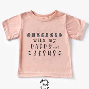 幼児が「パパとイエスに夢中」聖書のTシャツ - キリスト教の子供服、宗教的な贈り物