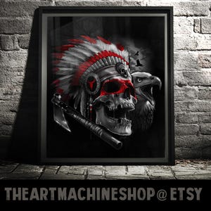 Könnte beinhalten: Gerahmtes Kunstwerk mit einem Totenkopf, der einen indianischen Kopfschmuck mit roten und weißen Akzenten trägt. Ein Adler und ein Tomahawk sind ebenfalls abgebildet. Das Kunstwerk ist vor einem dunklen Hintergrund. Der Text "THEARTMACHINESHOP @ ETSY" steht unten.