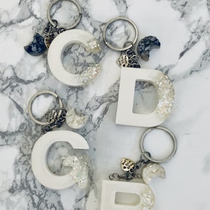 Personalisierter Initialen-Schlüsselanhänger aus weißem, transparentem und glitzerndem Flockenharz, Alphabet-Buchstabe aus Harz