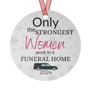 Adorno navideño para director de funeraria, embalsamador, empresario de pompas fúnebres: solo las mujeres más fuertes trabajan en una funeraria - Decoración navideña empoderadora