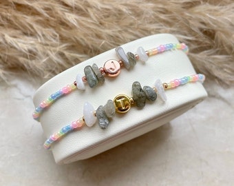 Bracelet with labradorite, white jade & colorful rocaille beads - gold or rose gold letter