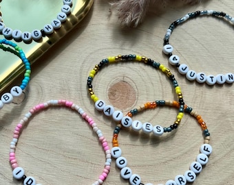Bracelet Justin Bieber personnalisé – bijou pour fan avec texte personnalisé – Marguerites, Aime-toi, Reste, Désolé – cadeau pour les Beliebers – produits dérivés