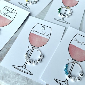 Glasmarker Glasmarker met naam in kaartje met wijnglas - personaliseerbaar, plaatskaartje, naamkaartje - 24 kleuren - gastgeschenk