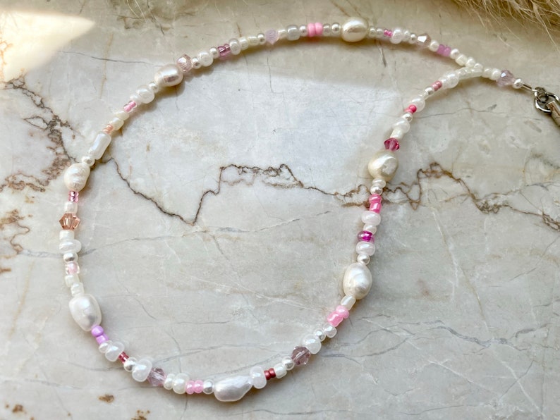 Chaîne de téléphone portable pendentif de téléphone portable blanc, crème & rose perles d'eau douce, perles rocaille, perles de verre taillées image 3