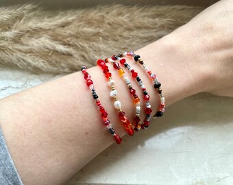 Bracelet 5 pièces serti de perles de verre, perles de verre taillées, perles de rocailles, perles d'eau douce - rouge, nuances de rouge