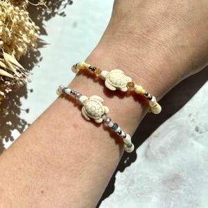 Armband mit Schildkröte - filigranes Armband, gold oder silber - Süßwasserperlen, Rocaillesperlen - elastisch