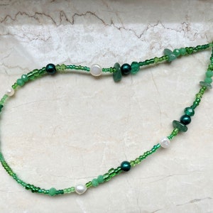 Chaîne de téléphone portable pendentif de téléphone portable vert - perles d'eau douce blanches, perles rocaille, perles de verre taillées, aventurine