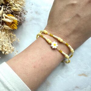 Armband-Set 2-teilig mit Blume, gelbe & weiße Rocaillesperlen - elastisches Nylonband - Daisy, Gänseblümchen