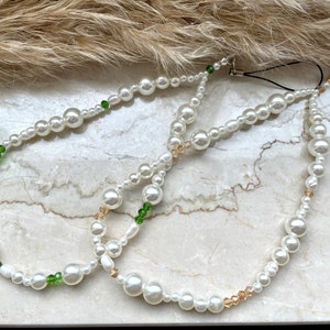 Chaîne de téléphone portable pendentif de téléphone portable blanc avec la couleur souhaitée - perles d'eau douce, perles en plastique et en verre - vert, beige, marron, gris, noir, or