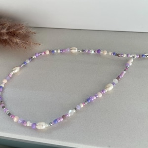 Chaîne de téléphone portable violet, blanc, crème et violet couleurs pastel nuances pastel - perles d'eau douce, perles de verre - breloque de téléphone portable, dragonne de téléphone portable