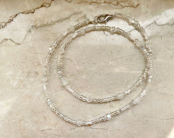 Collier ras de cou clair, transparent, blanc - perles de verre, perles de verre taillées & perles rocaille - mousqueton