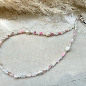 Chaîne de téléphone portable pendentif de téléphone portable blanc, crème & rose perles d'eau douce, perles rocaille, perles de verre taillées image 2