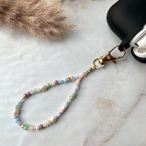 Breloque AirPods pour étui, breloque étui, chaîne AirPods - blanc, crème et pastel couleurs pastel nuances pastel - perles d'eau douce