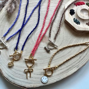 Halsband med knäpplås och berlock - minimalistiskt pärlhalsband - välj färg och hänge - guld eller silver, presentidé
