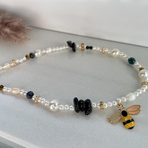 Chaîne pour téléphone portable noir, or & blanc - perles d'eau douce, perles de verre taillées - pendentif pour téléphone portable, dragonne pour téléphone portable avec abeille, pierres naturelles onyx