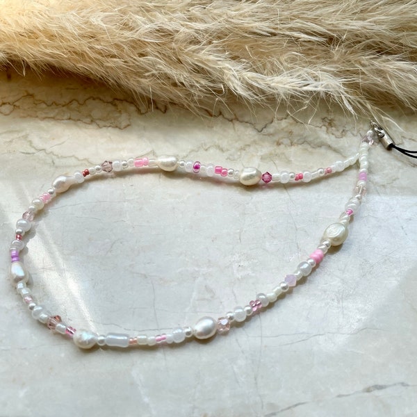 Cadena de teléfono móvil colgante de teléfono móvil blanco, crema y rosa - perlas de agua dulce, cuentas rocaille, cuentas de vidrio cortado