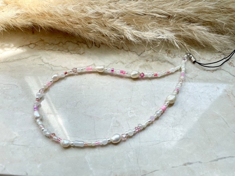 Chaîne de téléphone portable pendentif de téléphone portable blanc, crème & rose perles d'eau douce, perles rocaille, perles de verre taillées image 1