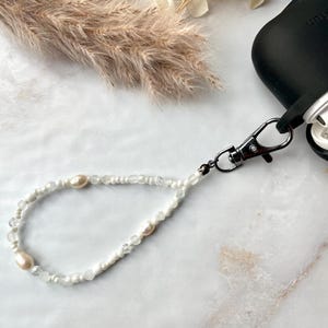 Breloque pour étui AirPods, breloque pour étui, chaîne AirPods - blanc, transparent et transparent - perles d'eau douce