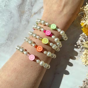 Armband mit Orange, Zitrone, Limette - buntes, filigranes Armband - Süßwasserperlen, Rocaillesperlen - elastisch, weiße Runde Perlen