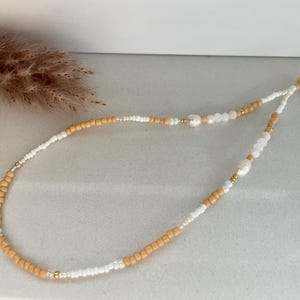Chaîne de téléphone portable beige, blanc, crème et or - perles d'eau douce, perles de verre, perles de verre moulues - pendentif de téléphone portable, sangle de téléphone portable