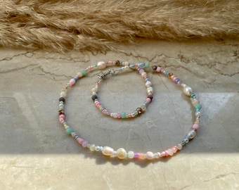 Collier ras de cou couleurs pastel pastel tons pastel - perles d'eau douce, perles de verre, perles de verre taillées & perles rocaille - mousqueton