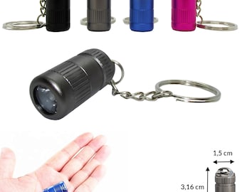 Portachiavi mini torcia a LED piccolo 3 cm 12 g | Batterie incluse | Pratica torcia LED impermeabile ultra potente sul portachiavi di casa