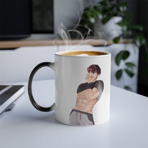 Könnte beinhalten: Weiße Keramiktasse mit schwarzem Henkel, mit einer Illustration einer Person ohne Hemd in grauer Jogginghose. Die Tasse scheint mit einem heißen Getränk gefüllt zu sein, aus dem Dampf aufsteigt.