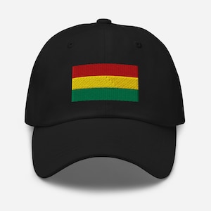 Peut inclure: Une casquette de baseball noire avec un drapeau de Bolivie brodé. Le drapeau est rouge, jaune et vert.