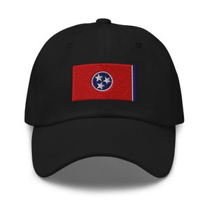 Peut inclure: Casquette de baseball noire avec un drapeau de l'État du Tennessee brodé sur le devant. Le drapeau est rouge avec un cercle bleu contenant trois étoiles blanches.
