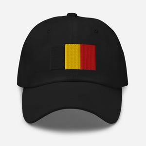 Peut inclure: Une casquette de baseball noire avec un drapeau belge brodé sur le devant. Le drapeau est jaune, noir et rouge.