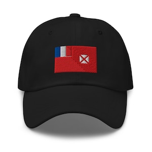 Peut inclure: Une casquette de baseball noire avec un drapeau rouge, blanc et bleu brodé sur le devant. Le drapeau a une croix blanche sur fond rouge.