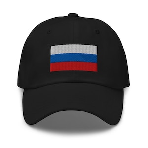 Könnte beinhalten: Schwarze Baseballkappe mit gestickter russischer Flagge. Die Flagge zeigt horizontale Streifen in Weiß, Blau und Rot. Die Kappe hat einen gebogenen Schirm und eine strukturierte Krone.