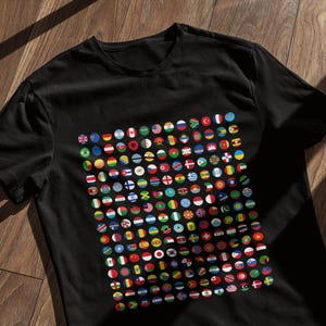 Puede incluir: Camiseta negra con un diseño de círculos coloridos que representan banderas de todo el mundo.