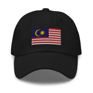 Könnte beinhalten: Eine schwarze Baseballkappe mit einer gestickten malaysischen Flagge auf der Vorderseite. Die Flagge ist rot, weiß, gelb und blau.