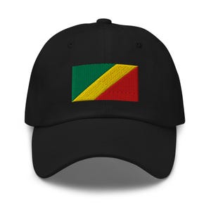 Peut inclure: Une casquette de baseball noire avec un drapeau de la République du Congo brodé. Le drapeau est vert, jaune et rouge.