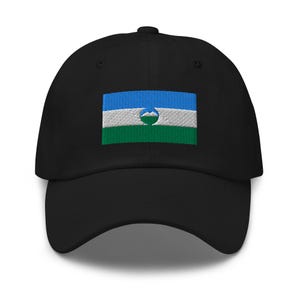 Pode incluir: Um boné de beisebol preto com uma bandeira bordada da República de Kabardino-Balkária. A bandeira tem um design verde, branco e azul com uma cordilheira estilizada e um círculo.