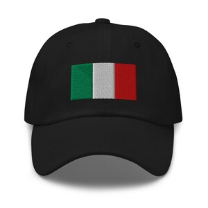 Könnte beinhalten: Eine schwarze Baseballkappe mit einer aufgestickten italienischen Flagge auf der Vorderseite. Die Flagge ist grün, weiß und rot.