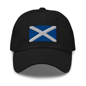 Pode incluir: Um boné de beisebol preto com uma bandeira escocesa azul e branca bordada na frente.