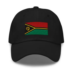 Peut inclure: Casquette de baseball noire avec le drapeau brodé du Vanuatu. Le drapeau présente des couleurs rouge, verte et jaune. La casquette a une visière incurvée et une sangle réglable à l'arrière.