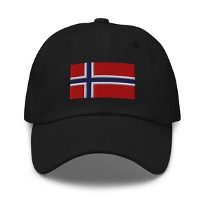 Peut inclure: Casquette de baseball noire ornée d'un drapeau norvégien brodé. Le drapeau présente un fond rouge avec une croix bleue bordée de blanc. La casquette est en tissu résistant et possède une visière incurvée.