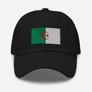 Peut inclure: Casquette de baseball noire avec un drapeau algérien brodé. Le drapeau est vert, blanc et rouge avec un croissant de lune et une étoile.