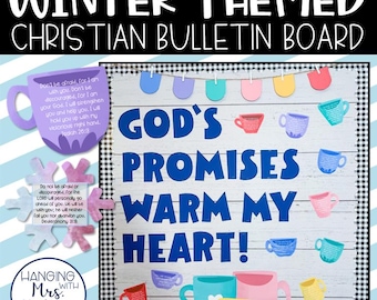 Op de afbeelding: Een prikbord met een winterthema. Het bord is versierd met witte houten planken en blauw-wit geruit papier. De woorden "God's Promises Warm My Heart!" zijn in blauwe letters geschreven. Het bord is versierd met papieren uitsnijdingen van theekopjes en sneeuwvlokken. Het bord bevat ook twee Bijbelteksten.