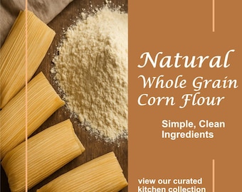 Puede incluir: Una vista cenital de harina de maíz integral y varios tamales envueltos. La imagen incluye el texto "Natural Whole Grain Corn Flour" y "Simple, Clean Ingredients". También es visible la dirección del sitio web BellaBakingAccents.com.