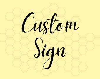 Può includere: Uno sfondo giallo con un motivo a nido d'ape. Le parole "Custom Sign" sono scritte in un'elegante grafia corsiva nera, suggerendo un prodotto personalizzato.