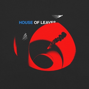 Puede incluir: Fondo negro con el texto "HOUSE OF LEAVES" en azul. Una gran forma de espiral roja domina la imagen, con un interior oscuro y arremolinado. Líneas y formas blancas acentúan el diseño.