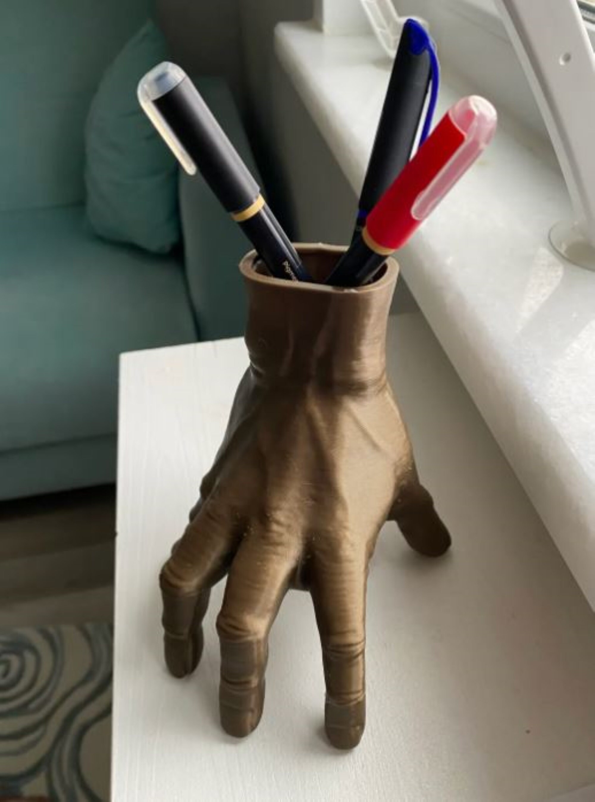 SKJJL Wednesday Addams Family Hand Pot à crayons, organisateur cosmétique,  gothique effrayant, cadeau de mercredi, accessoires effrayants réalistes  pour les fans : : Cuisine et Maison
