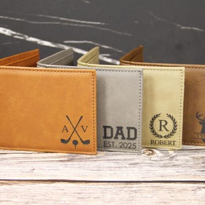 Cartera de cuero grabada personalizada con solapa para identificación y foto, con caja de regalo, regalo de aniversario con monograma para esposo o novio.